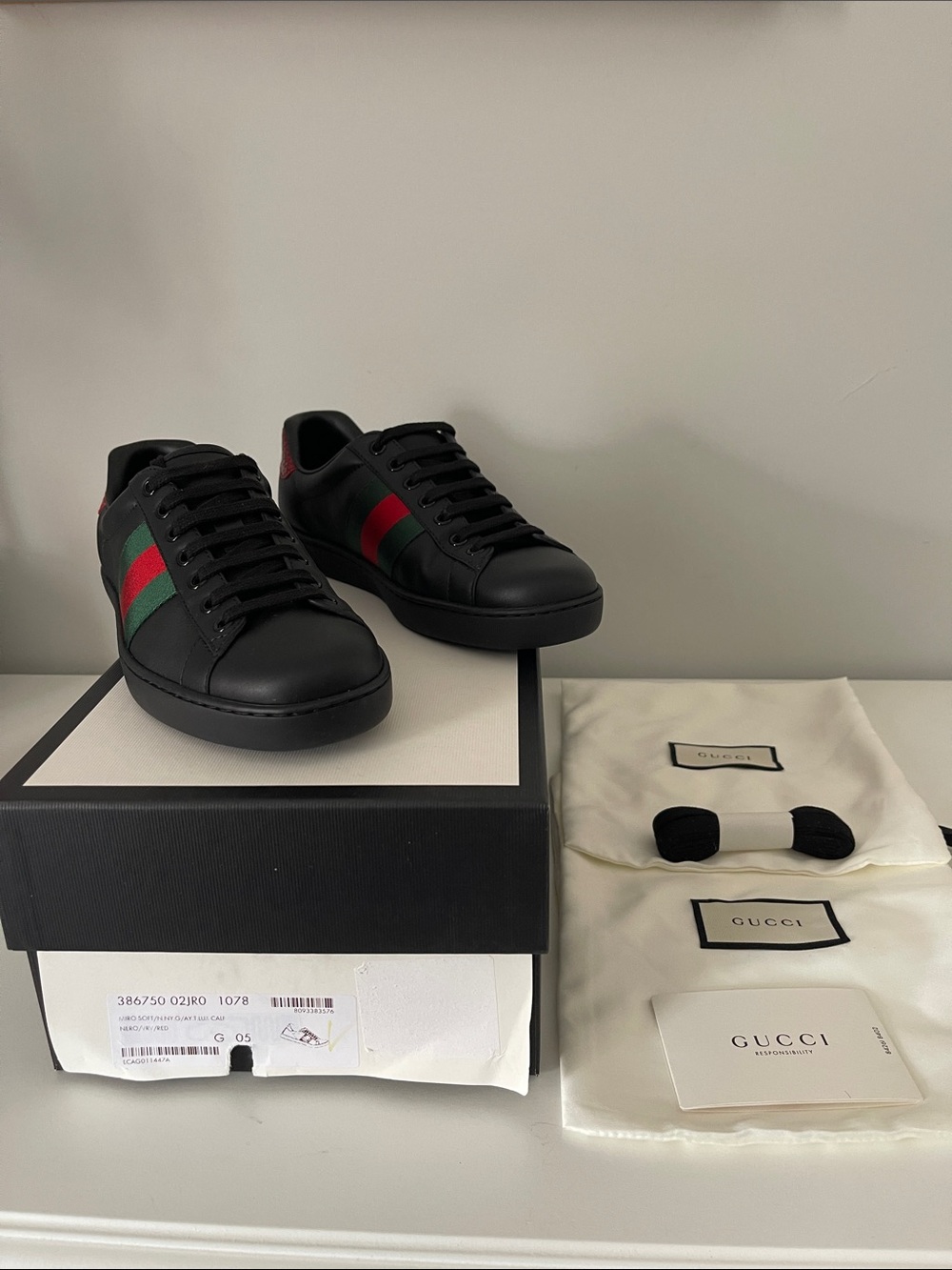 Gucci Black Leather Sneakers NWT Red & Green Web Stripe Men S05 can fit Women 7 - Picture 5 of 9
